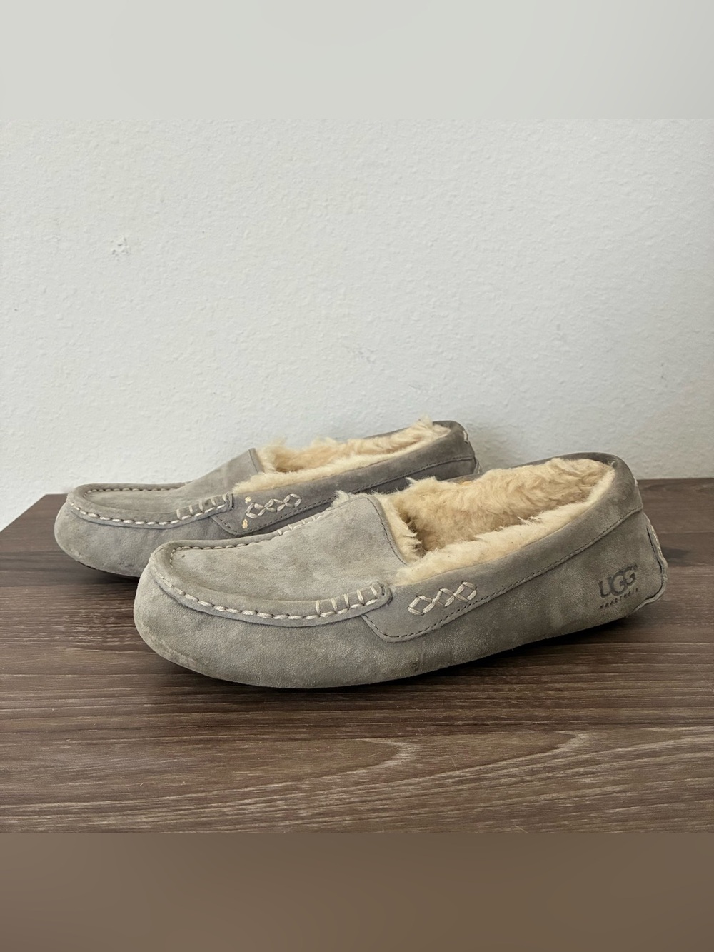 UGG Womens Ansley Sheepskin Suede Slippers Size 7 Gray